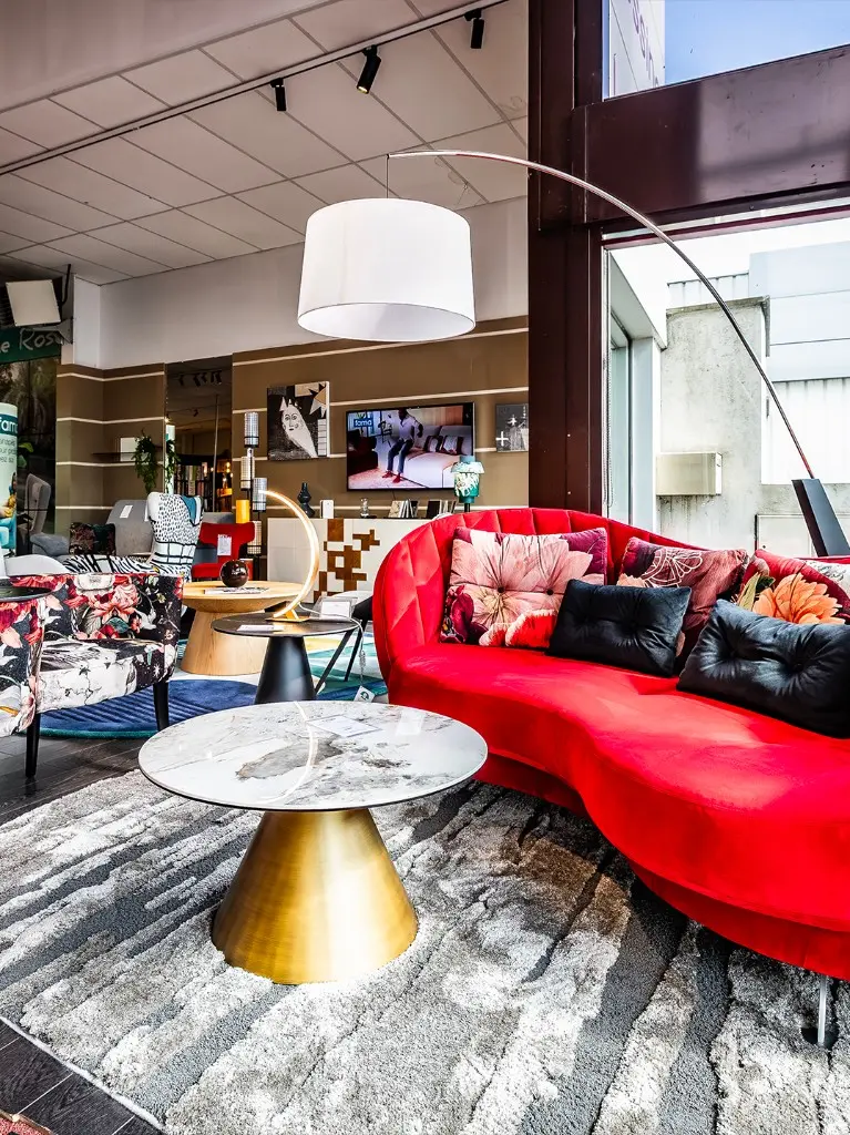 Salon contemporain avec canapé rouge