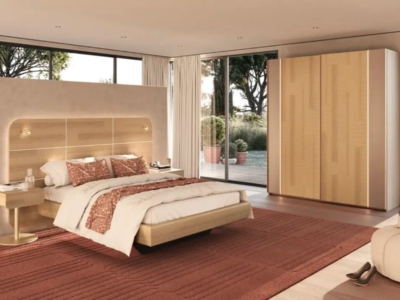 Chambre avec dressing coulissant en bois clair sur mesure